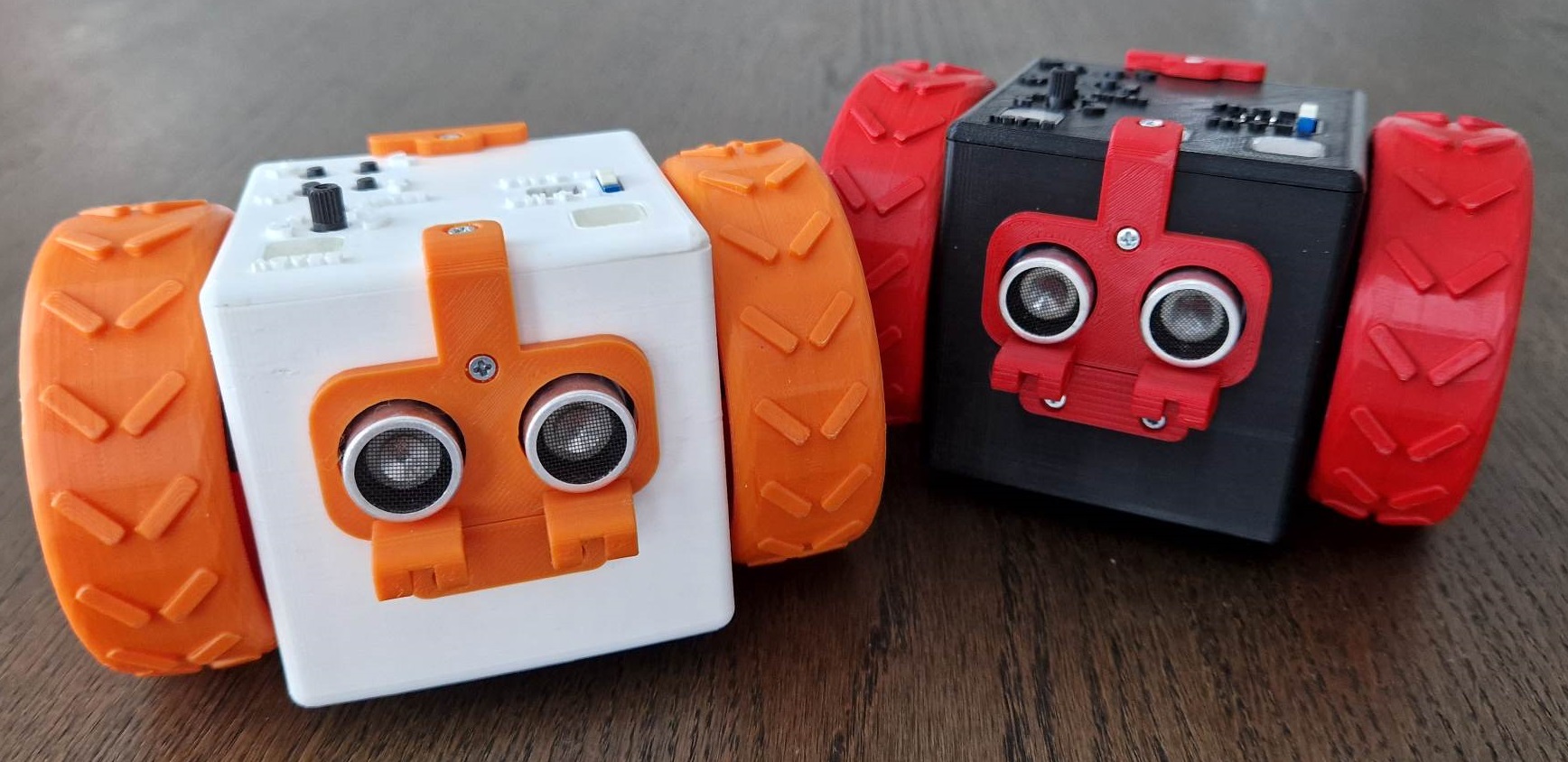 Du surinkti QBOT robotai su griebtuvais iš arti